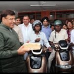 स्वच्छता व्यवस्था को नई गति: कैबिनेट मंत्री विपुल गोयल ने एमसीएफ के सफाई निरीक्षकों को 31 स्कूटियाँ वितरित कीं  !