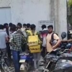 बढ़ती महंगाई के बीच बल्लभगढ़ में ब्लिंकिट डिलीवरी बॉयज का प्रदर्शन, रेट बढ़ाने की मांग पर काम बंद  !
