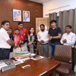 राष्ट्रपति भवन में राष्ट्रपति द्रौपदी मुर्मू को राखी बांधकर लौटे विद्यार्थियों ने जिलाधिकारी से की मुलाकात  !